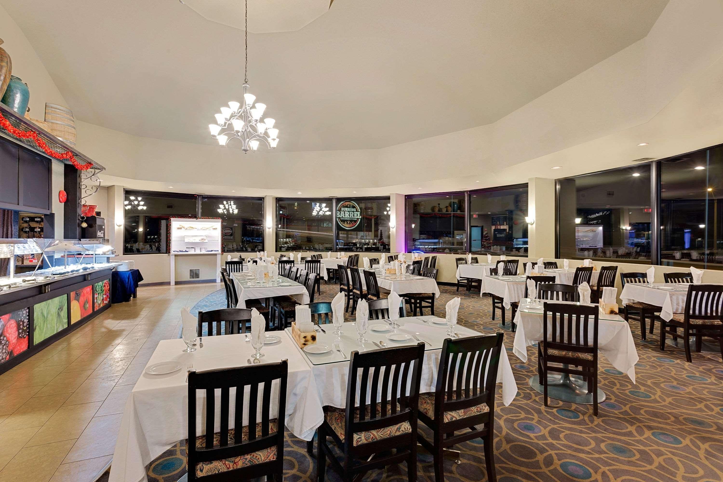 Ramada By Wyndham Kamloops Hotell Exteriör bild