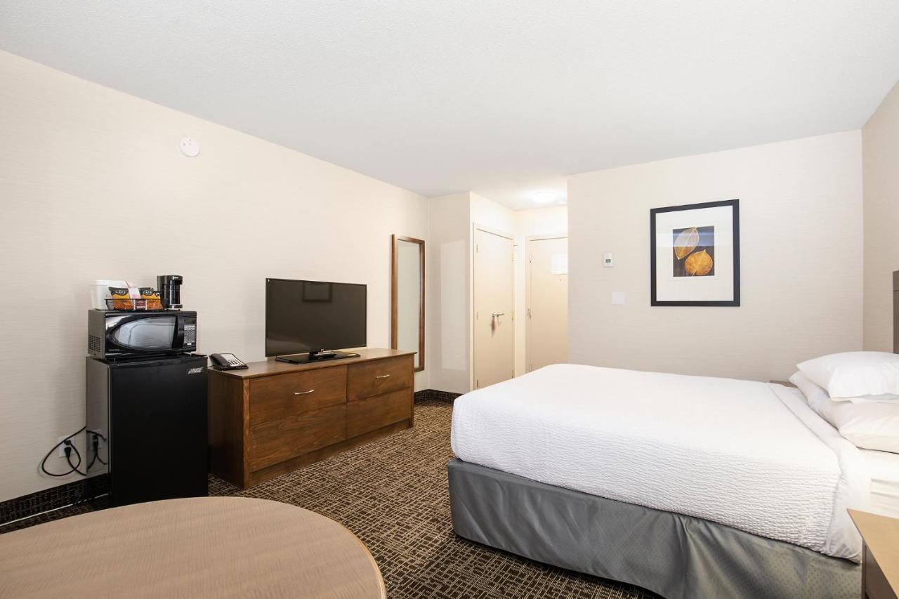 Ramada By Wyndham Kamloops Hotell Exteriör bild