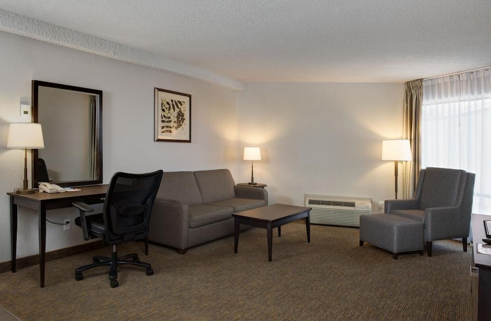 Ramada By Wyndham Kamloops Hotell Exteriör bild