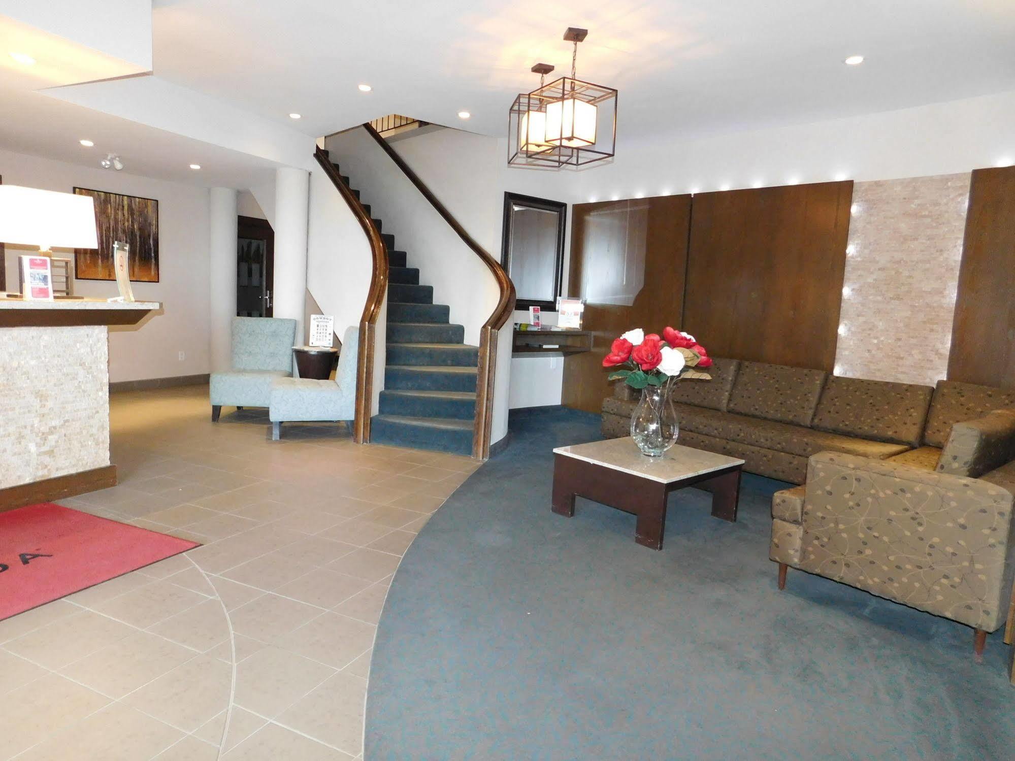 Ramada By Wyndham Kamloops Hotell Exteriör bild